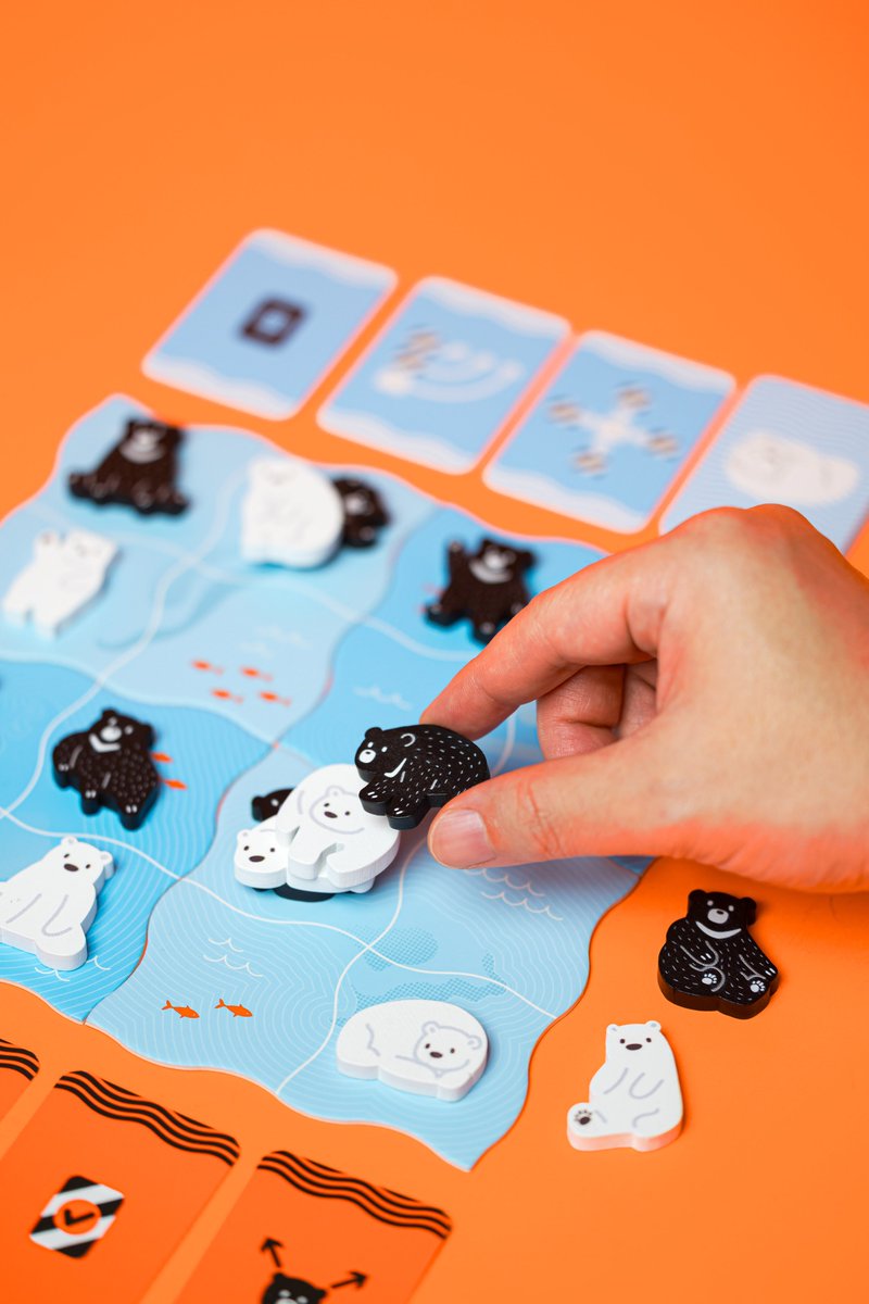 HeybyeGaming's tweet photo. 台湾で人気の新作！『Isle of Bears くまの島』
カードでクマを動かし、相手の上に重なったり、海へ落としたりして島を奪い合う2人用対戦ゲームです。
島をすべて支配すれば勝利！
予約・詳細はリプ欄に。
#ゲームマーケット2026秋 https://t.co/IGb9mzkw2O