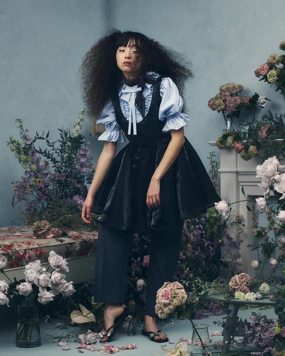 AustinLewipj's tweet photo. ▶️ April 10th, 12:00 PM. Wearing the Rebecca Frill Blouse, Bibiy Pandora Dress, Bibiy Gem Sandals, and B Chocolate Scarf. Darlene Shu Shu Skirt.

Styling:
Photo:
Hair:
Makeup:
Set Design:
Floral:
Press:
Model: https://t.co/9zOONWbQjZ