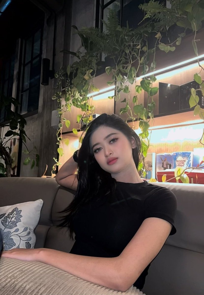 Melanie_Sw90's tweet photo. Aku ganti coffe jadi milkshake,yg penting jangan perasaan nya aja. https://t.co/Mtb9nJaEVo