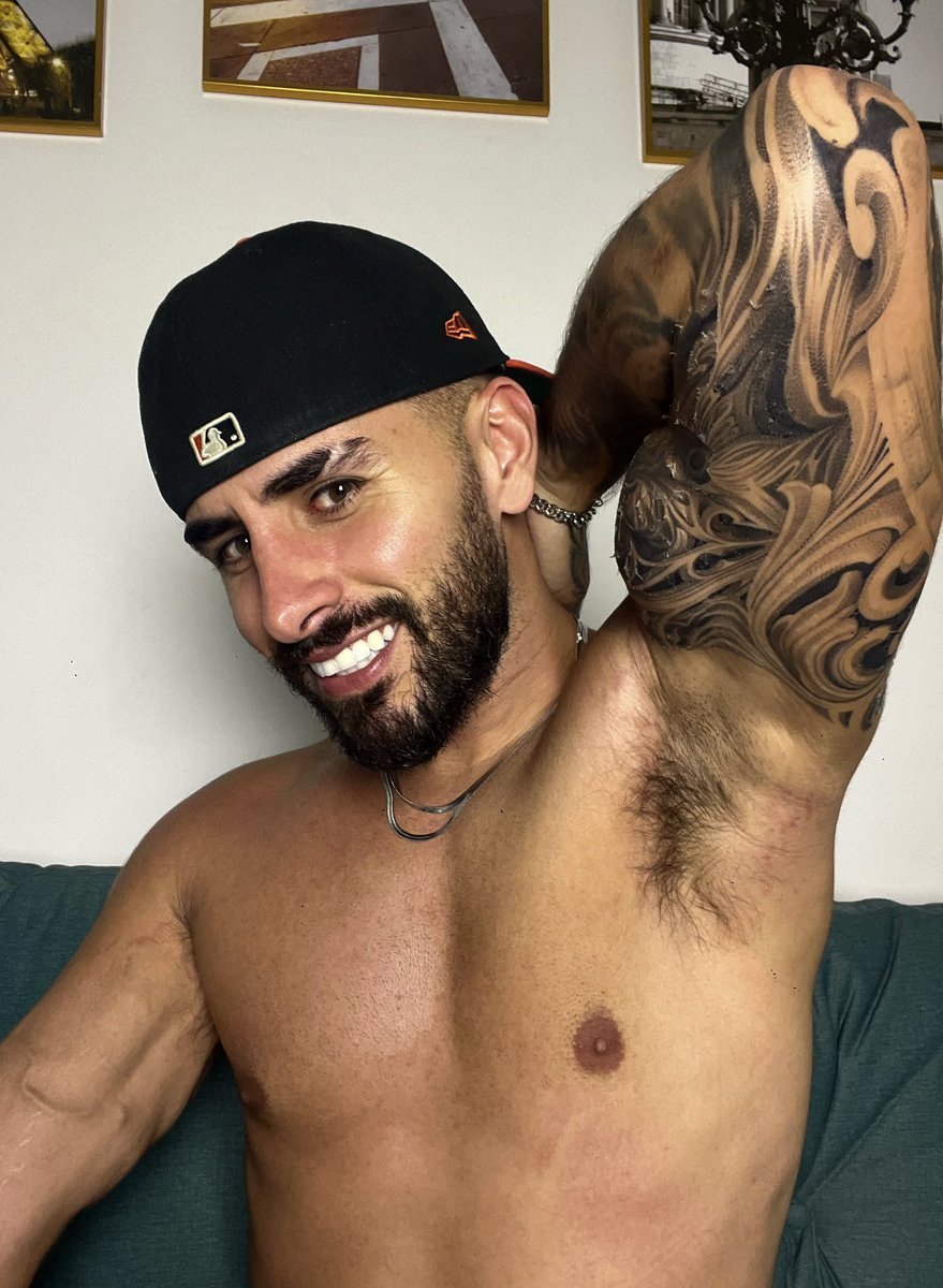 HailHakan's tweet photo. My pits smell amazing btw🤤 https://t.co/rmqsvxlsGL
