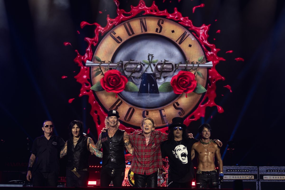 gunsnroses's tweet photo. San Diego family! It was a spectacular reunion. Thank you for rockin' with us. https://t.co/FQtl6LyS69