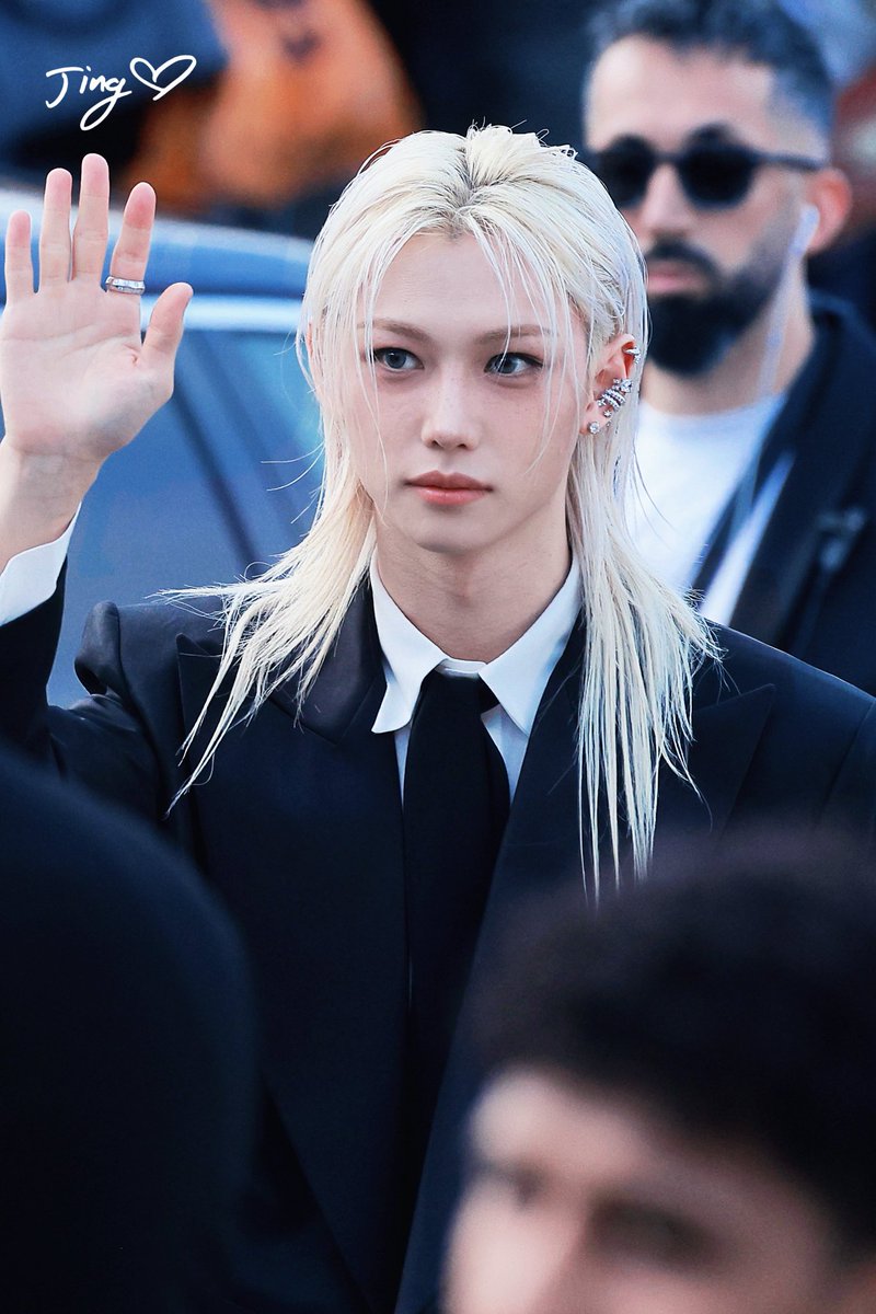 TheePopCore's tweet photo. Felix serves prince-like visuals at the Louis Vuitton show in Paris today. https://t.co/3XyJiVY0ok