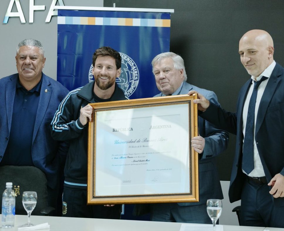 Mbahdeyforyou's tweet photo. Lionel Messi has received an honorary doctorate from the University of Buenos Aires.

The GOAT is now officially Dr. Messi 🐐🎓 https://t.co/pE5R9Bf7Q5