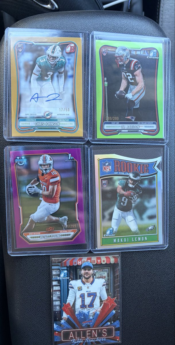 lunchrips's tweet photo. Lunch Rip #10

Bowman Football Blaster! Finally landed in my area! 

1st round pick Auto /50! 3 numbered cards! This product is loaded!⚡️

First auto from retail on the account. This might be the product of the year, super fun rip!

#thehobby #lunchrips

@CardPurchaser https://t.co/EtdXaxXb7c