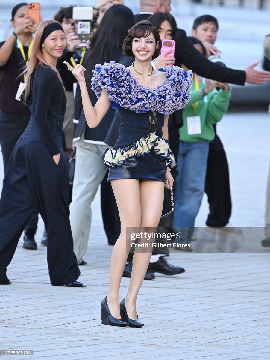 babylalisalloud's tweet photo. ไม่ว่างจะท่าไหน มุมไหน ลิซ่าก็ไม่เคยตายกล้อง getty เลยจริงๆ

LISA LOUIS VUITTON SS27
#LISA #LISAxLVSS27
#LISAxLouisVuitton https://t.co/xjQpyUrgfg