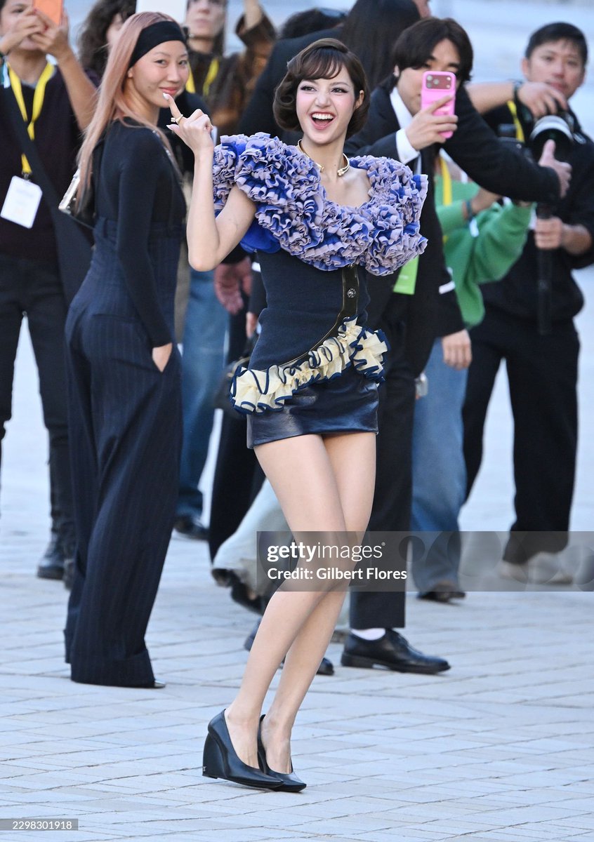 babylalisalloud's tweet photo. ไม่ว่างจะท่าไหน มุมไหน ลิซ่าก็ไม่เคยตายกล้อง getty เลยจริงๆ

LISA LOUIS VUITTON SS27
#LISA #LISAxLVSS27
#LISAxLouisVuitton https://t.co/xjQpyUrgfg