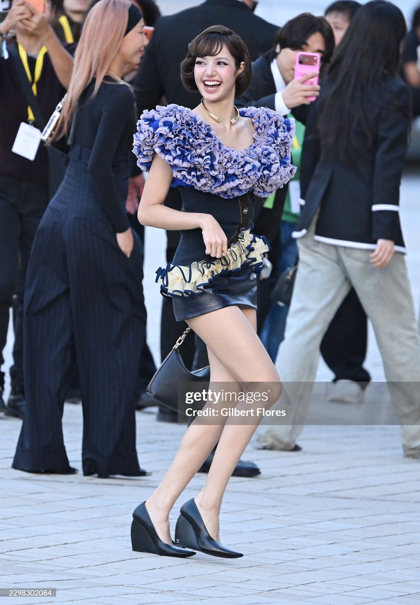 babylalisalloud's tweet photo. ไม่ว่างจะท่าไหน มุมไหน ลิซ่าก็ไม่เคยตายกล้อง getty เลยจริงๆ

LISA LOUIS VUITTON SS27
#LISA #LISAxLVSS27
#LISAxLouisVuitton https://t.co/xjQpyUrgfg