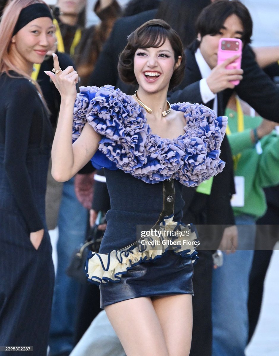 babylalisalloud's tweet photo. ไม่ว่างจะท่าไหน มุมไหน ลิซ่าก็ไม่เคยตายกล้อง getty เลยจริงๆ

LISA LOUIS VUITTON SS27
#LISA #LISAxLVSS27
#LISAxLouisVuitton https://t.co/xjQpyUrgfg