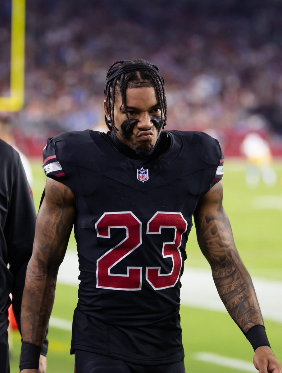 blackyellowbr's tweet photo. Muitas movimentações no Steelers, vamos com calma:

- (via Tom Pelissero, Netflix Sports) contratou o CB Sean Murphy-Bunting, veterano que estava no practice squad do Buccaneers. O jogador, de 29 anos, não joga desde 2024, tendo perdido toda a temporada 2025 em recuperação de uma ruptura no ACL. Escolha de 2a rodada em 2019, tem 82 jogos (65 como titular). Em 2024, foram 52 tackles, 3 INT, 5 PD e 2 FF em 15 jogos no Cardinals;

- (via Nick Farabaugh, PennLive) contratou o CB Terrell Smith, que estava no practice squad do Washington Commanders. 5a escolha do draft 2023 do Bears, teve bastante participação como reserva, primariamente como outside CB. Perdeu a temporada 2025 com uma ruptura do tendão patelar ainda na pré-temporada;

- (via Mike Garafolo) contratou novamente o EDGE KJ Henry para o practice squad. É a 3a passagem de Henry na equipe;

- (via Steelers) trouxe de volta o CB Darius Rush para o practice squad, para um caso de necessidade de DB/special teams;

- (via Aaron Wilson) dispensou o CB Doneiko Slaughter do elenco principal. Slaughter teve boa participação no camp e na pré-temporada, fez três partidas como jogador do practice squad, foi contratado pro elenco principal na saída de Joey Porter Jr, mas foi dispensado nesta semana;

- (via Steelers) colocou o DL Derrick Harmon na Injury Reserve, com uma lesão no pé sentida no primeiro tempo da derrota da semana 4, contra o Browns.

O Steelers tem obrigação de manter Sean Murphy-Bunting e Terrell Smith no elenco principal por pelo menos 3 semanas (exceto em caso de lesão); Derrick Harmon precisa ficar fora do time por pelo menos 4 semanas, quando o time pode abrir uma janela de 21 dias para o seu retorno.

#HereWeGo