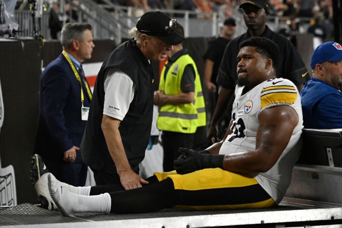 blackyellowbr's tweet photo. Muitas movimentações no Steelers, vamos com calma:

- (via Tom Pelissero, Netflix Sports) contratou o CB Sean Murphy-Bunting, veterano que estava no practice squad do Buccaneers. O jogador, de 29 anos, não joga desde 2024, tendo perdido toda a temporada 2025 em recuperação de uma ruptura no ACL. Escolha de 2a rodada em 2019, tem 82 jogos (65 como titular). Em 2024, foram 52 tackles, 3 INT, 5 PD e 2 FF em 15 jogos no Cardinals;

- (via Nick Farabaugh, PennLive) contratou o CB Terrell Smith, que estava no practice squad do Washington Commanders. 5a escolha do draft 2023 do Bears, teve bastante participação como reserva, primariamente como outside CB. Perdeu a temporada 2025 com uma ruptura do tendão patelar ainda na pré-temporada;

- (via Mike Garafolo) contratou novamente o EDGE KJ Henry para o practice squad. É a 3a passagem de Henry na equipe;

- (via Steelers) trouxe de volta o CB Darius Rush para o practice squad, para um caso de necessidade de DB/special teams;

- (via Aaron Wilson) dispensou o CB Doneiko Slaughter do elenco principal. Slaughter teve boa participação no camp e na pré-temporada, fez três partidas como jogador do practice squad, foi contratado pro elenco principal na saída de Joey Porter Jr, mas foi dispensado nesta semana;

- (via Steelers) colocou o DL Derrick Harmon na Injury Reserve, com uma lesão no pé sentida no primeiro tempo da derrota da semana 4, contra o Browns.

O Steelers tem obrigação de manter Sean Murphy-Bunting e Terrell Smith no elenco principal por pelo menos 3 semanas (exceto em caso de lesão); Derrick Harmon precisa ficar fora do time por pelo menos 4 semanas, quando o time pode abrir uma janela de 21 dias para o seu retorno.

#HereWeGo