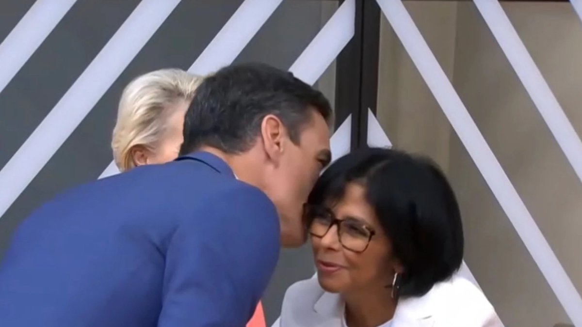 edul3on's tweet photo. Venezolanos en España

Holi

La izquierda española ha colaborado con el régimen Venezolano desde hace décadas, desde los meetings chavistas de Pablo Iglesias hasta los escándalos de corrupción del PSOE.

Esto no significa que deban votar por la derecha, pero tampoco sean pajuos! https://t.co/26DQULNM1J