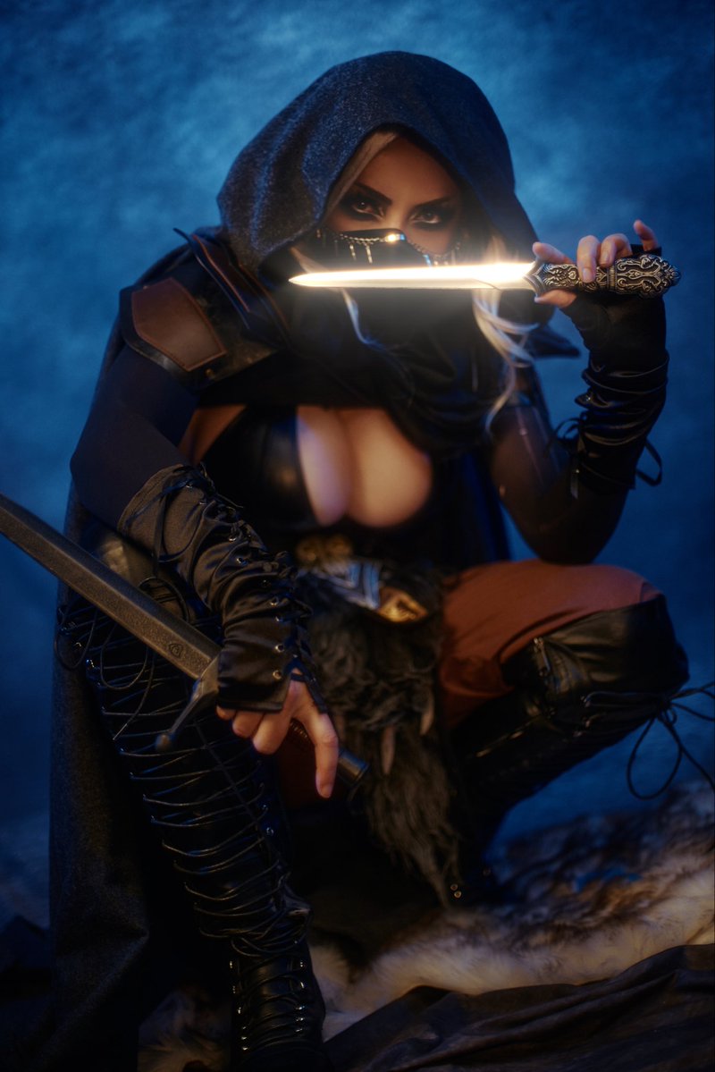 JessicaNigri's tweet photo. how i feel sneaking downstairs for a fist full of shredded cheese at 3am https://t.co/JaPOGP8hKy