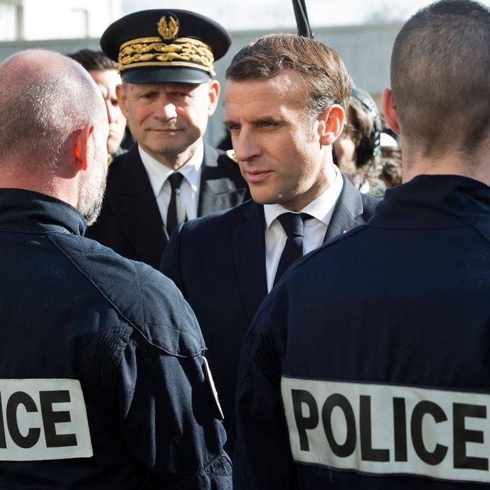 TribunePop23's tweet photo. 🇫🇷🚨 FLASH INFO - La Ligue des droits de l'Homme (LDH) a saisi l'ONU pour dénoncer les violences et les arrestations de masse lors des manifestations lycéennes en France, qualifiant la situation de "RÉPRESSION SANS PRÉCÉDENT" contre la jeunesse.