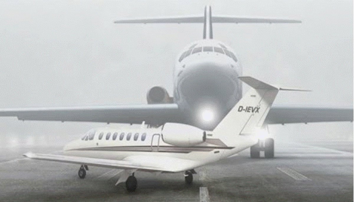 Montecitorio's tweet photo. #8ottobre 2001 - sulla pista di decollo dell’aeroporto di #Linate entrano in collisione un Boeing SAS e un Cessna. Il bilancio finale sarà di 118 vittime, il disastro aereo con il più alto numero di vittime mai accaduto in Italia. https://t.co/Xk7F6UDcVm