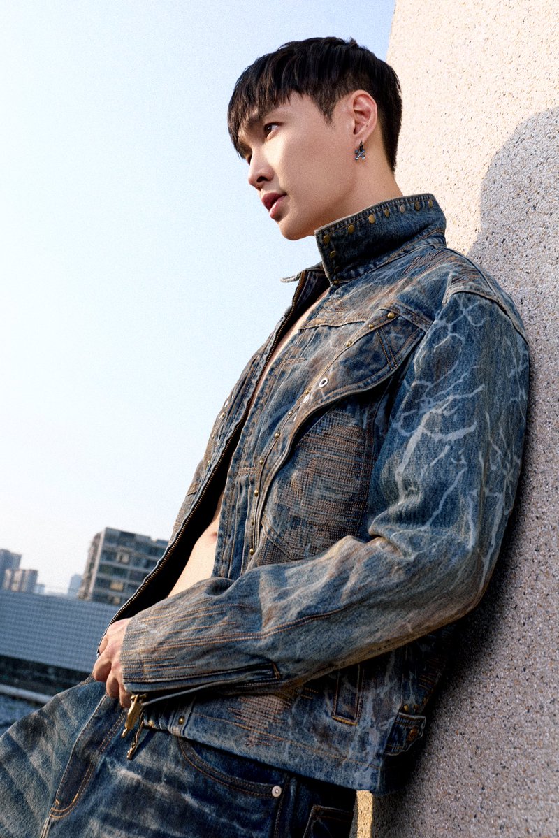 lay_studio's tweet photo. Pass through many selves, come back to the true heart.@layzhang 
#LAY #LayZhang https://t.co/zDhsI5Z0kq