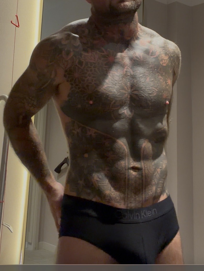 MrTatts001's tweet photo. Home from work… getting comfortable 😏🖤

Am I distracting you?

Follow me FREE on Fansly—link in bio.

#TattooedMen #DILF #Daddy #BritishMen #InkedMen #Shirtless #Underwear #MaleCreator #MrTatts https://t.co/EVzX3gL6gQ