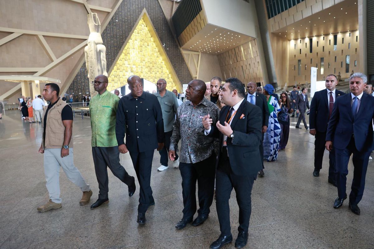 PresidencyZA's tweet photo. 🇿🇦 His Excellency President @CyrilRamaphosa led the South African delegation on a visit to the Pyramids of Giza, the Great Sphinx and the Grand Egyptian Museum, enduring symbols of Africa’s rich history and contribution to civilisation.
 
#SAinEgypt 🇿🇦🇪🇬 
#Agenda2063 
#TheAfricaWeWant 
#BetterAfricaBetterWorld 🌍