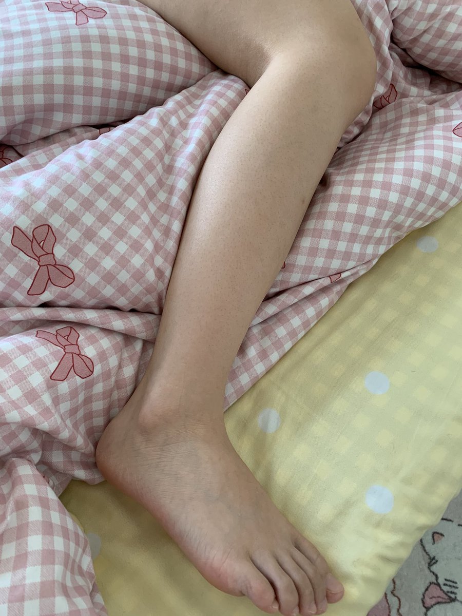 911liumou's tweet photo. 今天下午去找小妹玩 她昨晚在网吧通宵 我过去的时候还在睡 趁机偷拍她几张 胸是真的大呀😍 https://t.co/KubYJqDOTD