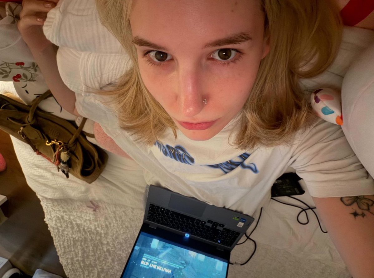 lacylaciey's tweet photo. annen birkaç ay önce netflixte bts the return izlerken https://t.co/TldUkUtttx