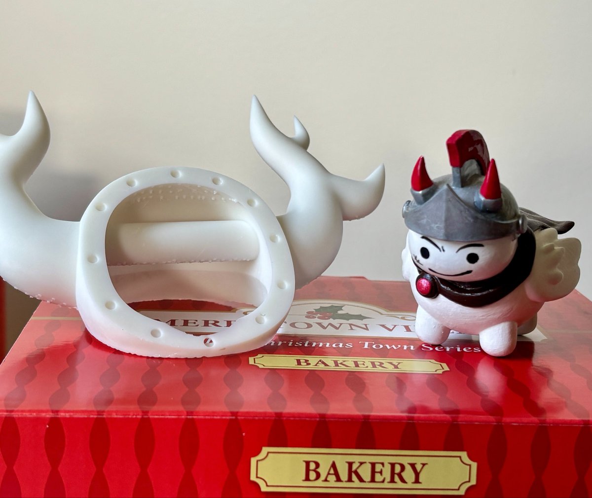 Shnoudles's tweet photo. Underestimated how big I made this print 😭 Swordbean from months ago for scale https://t.co/68sDq1T1vc
