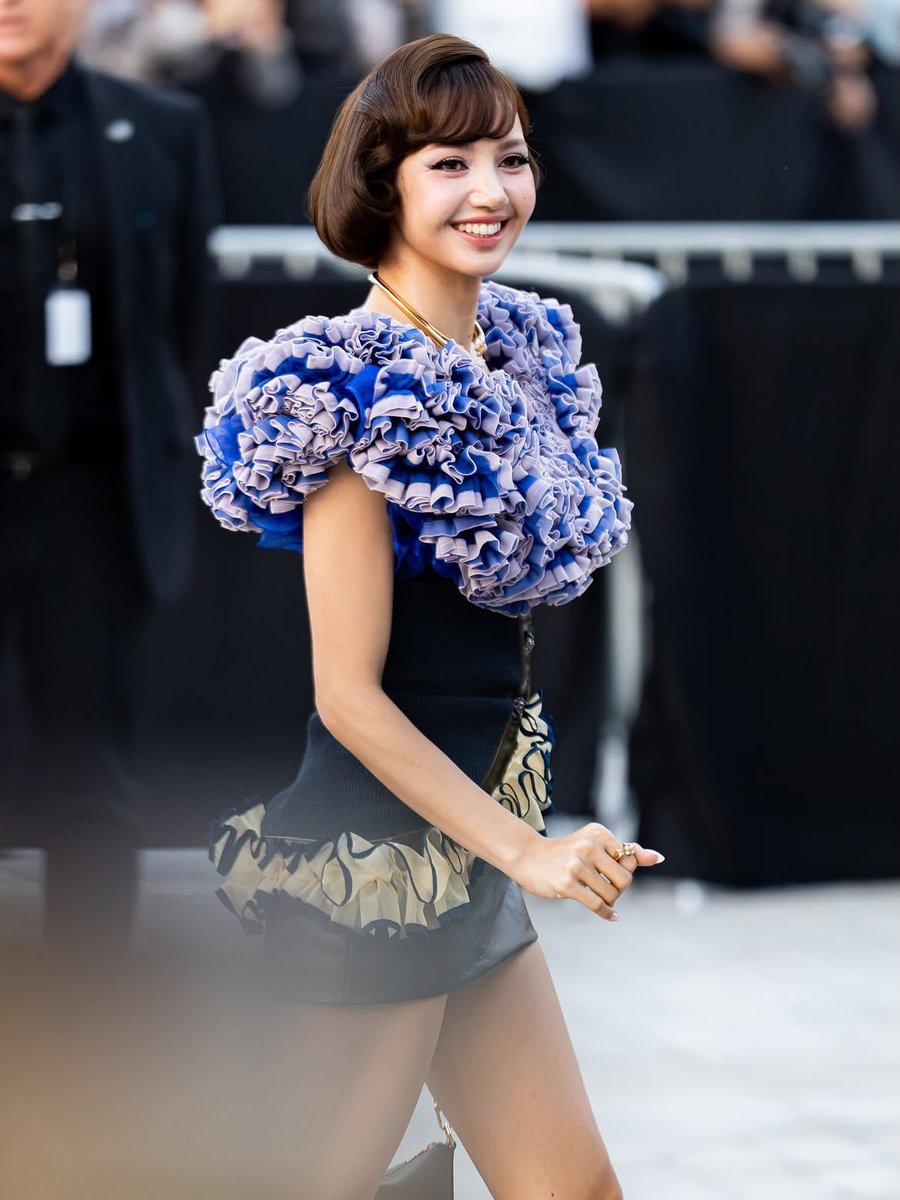 FORONLY8L97's tweet photo. จะออกกี่งานชีก็ไม่เคยตาย กูไหว้เลย 

LISA LOUIS VUITTON SS27
#LISAxLVSS27
#LISAxLouisVuitton https://t.co/tjot4gGXeu
