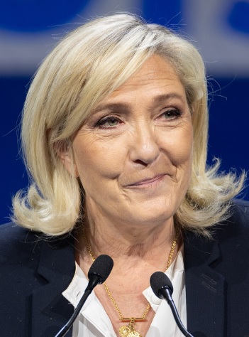 GlobalDiss's tweet photo. 🚨🇫🇷 MARINE LE PEN SOARS TO 43% ON POLYMARKET!

As violent student riots and total chaos shatter French streets, Le Pen leaves the radical left in the dust!

Le Pen's 43% is MORE THAN TRIPLE Mélenchon’s 13%.

France is shifting FAST. https://t.co/jPWlOQt4xf