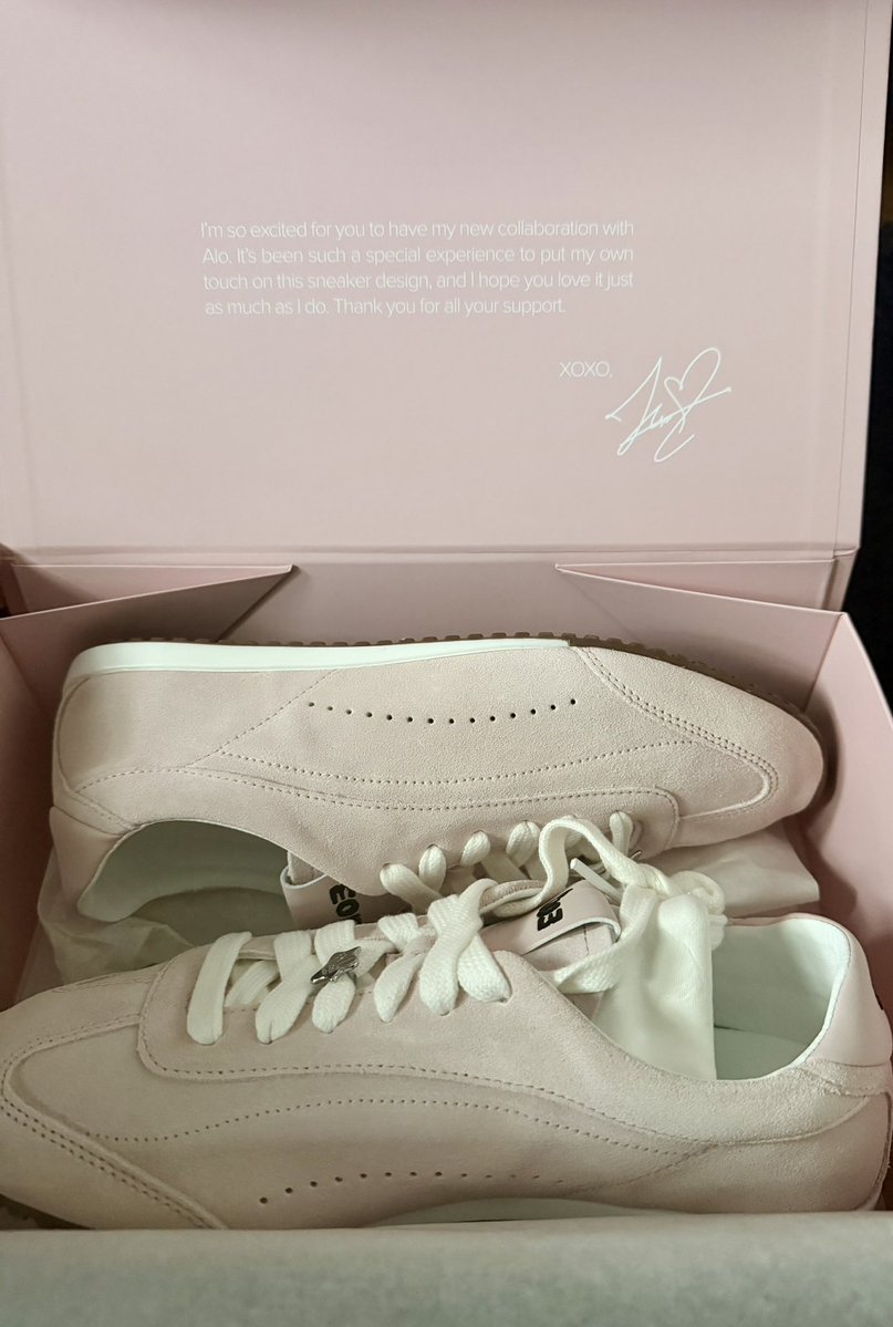 ohhhleigh's tweet photo. NGL Jisoo had me switched over from lululemon to alo (been loving it eversince), made me cop my first Salomon, had me buy my Miss Dior perfume and Dior beauty.

This is how we support #JISOO. https://t.co/PbV3jJgfGd