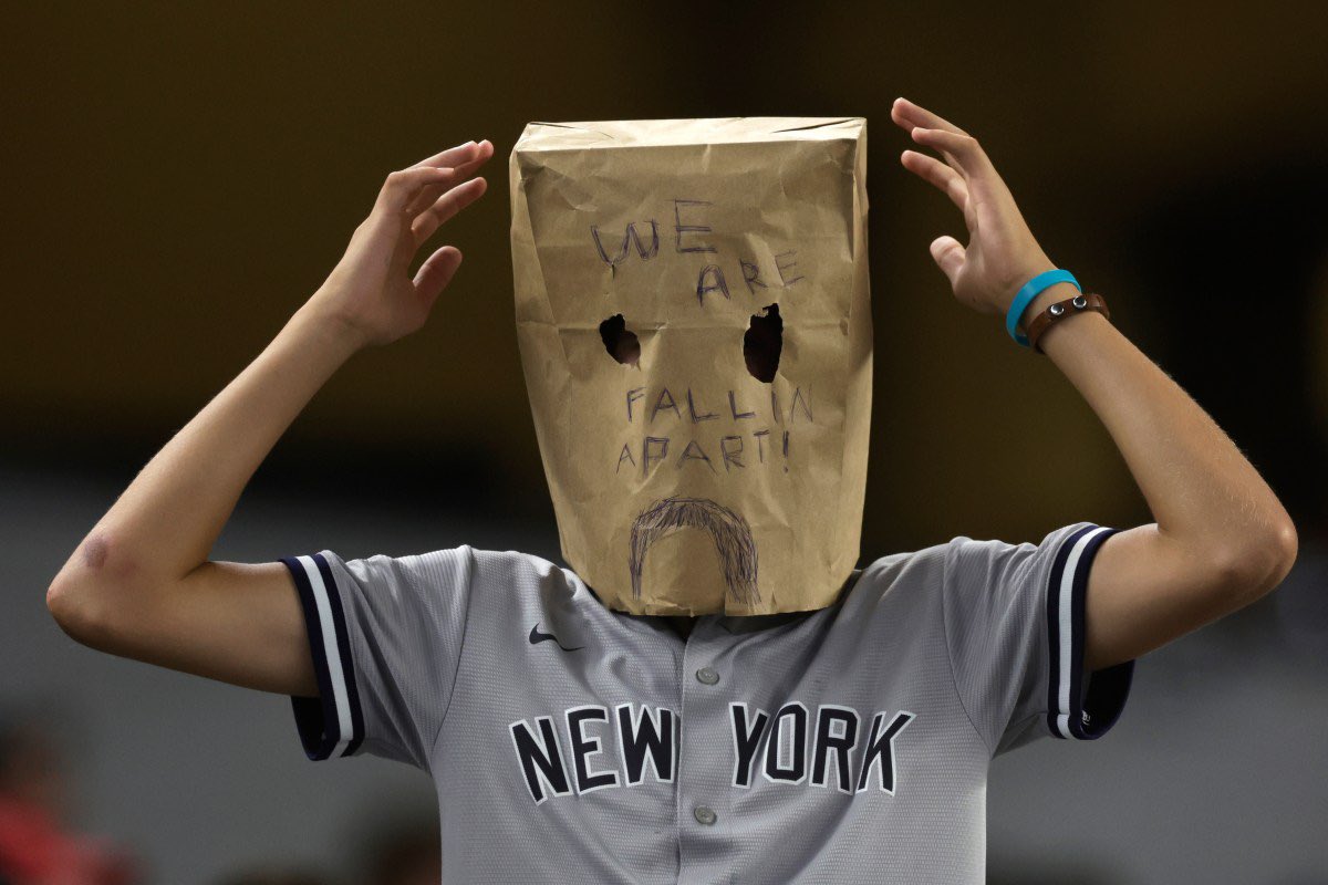Marino_Pepen's tweet photo. Buenas tardes, mi Gente!
Feliz martes!

Los #Yankees por su gran legado se muestran arrogantes, en ocasiones inaccesibles por su despliegue de seguridad, alimentando el ego de sus fanaticos, que siempre apelan a las glorias pasadas porque su pasado reciente no ha llenado las expectativas.

Si finalmente quedan descalificados, tendrían la sequía más larga de su historia en la era moderna (17 años). 

Mucho tiempo para un equipo que desde el #SpringTraining llevan en su ADN el logo de la #SerieMundial.

No faltará quien mencione la sequía #RedSox de 86 años, pero sería una discusión insustancial. Los #Yankees son incomparables. 

Recuerden, que los #Yankees son el ÚNICO equipo #MLB que deben ganar la #WorldSeries, para que su temporada no se llame: FRACASO.

Seguimos, Positivo y OK.