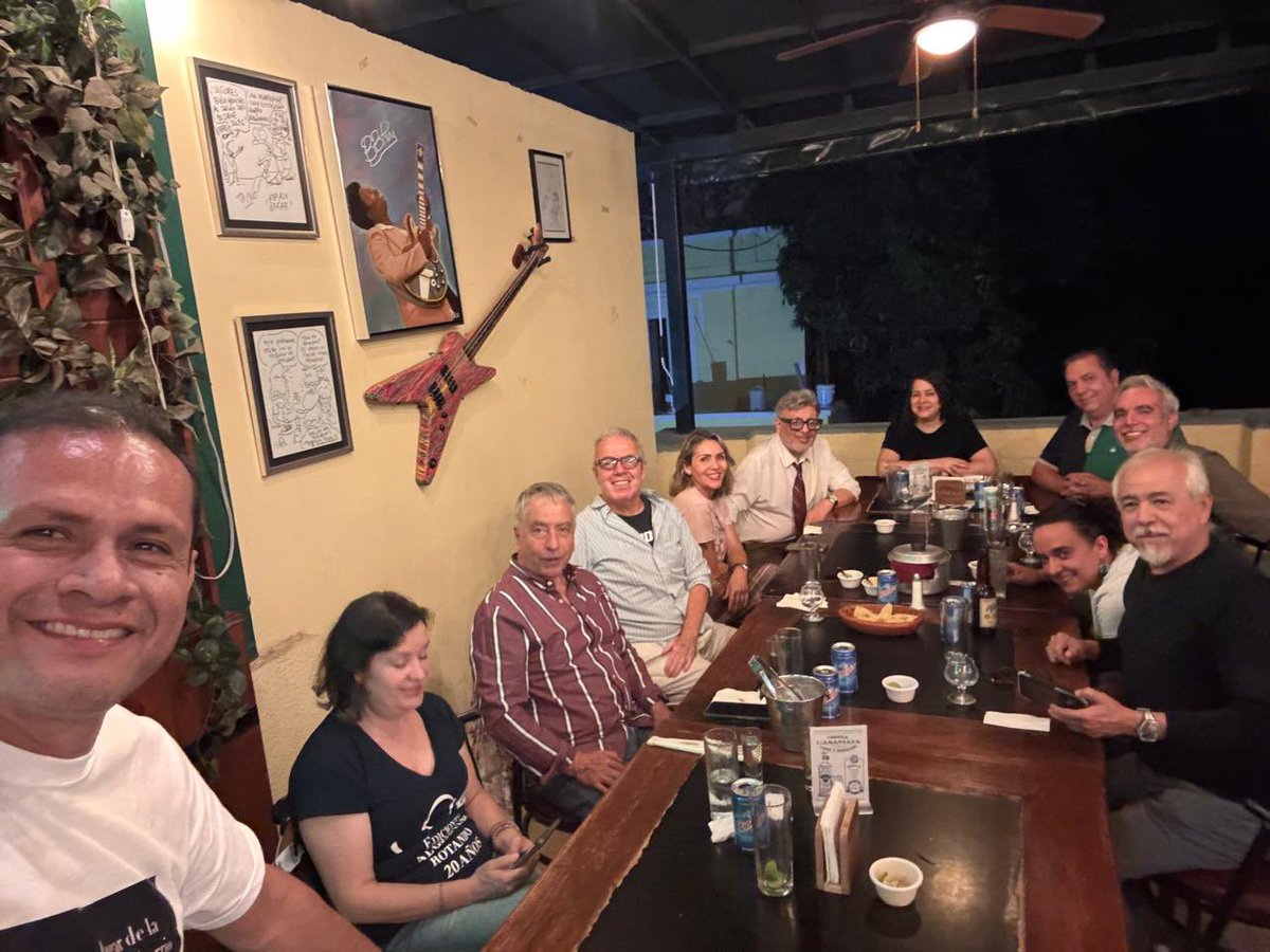 Tagliacci's tweet photo. Monday-Monday octubrino… vamos a la par que el sexenio, segundo piso, gravitando planes y proyectos. Conversación sociopolítica y literaria. Buen peloteo crítico. La hidrocrisis metropolitana (🍊) y ahora que reapareció YKW con su Pueblo, refrendamos que amor con amor se paga.🍺 https://t.co/rmJZkSwv34