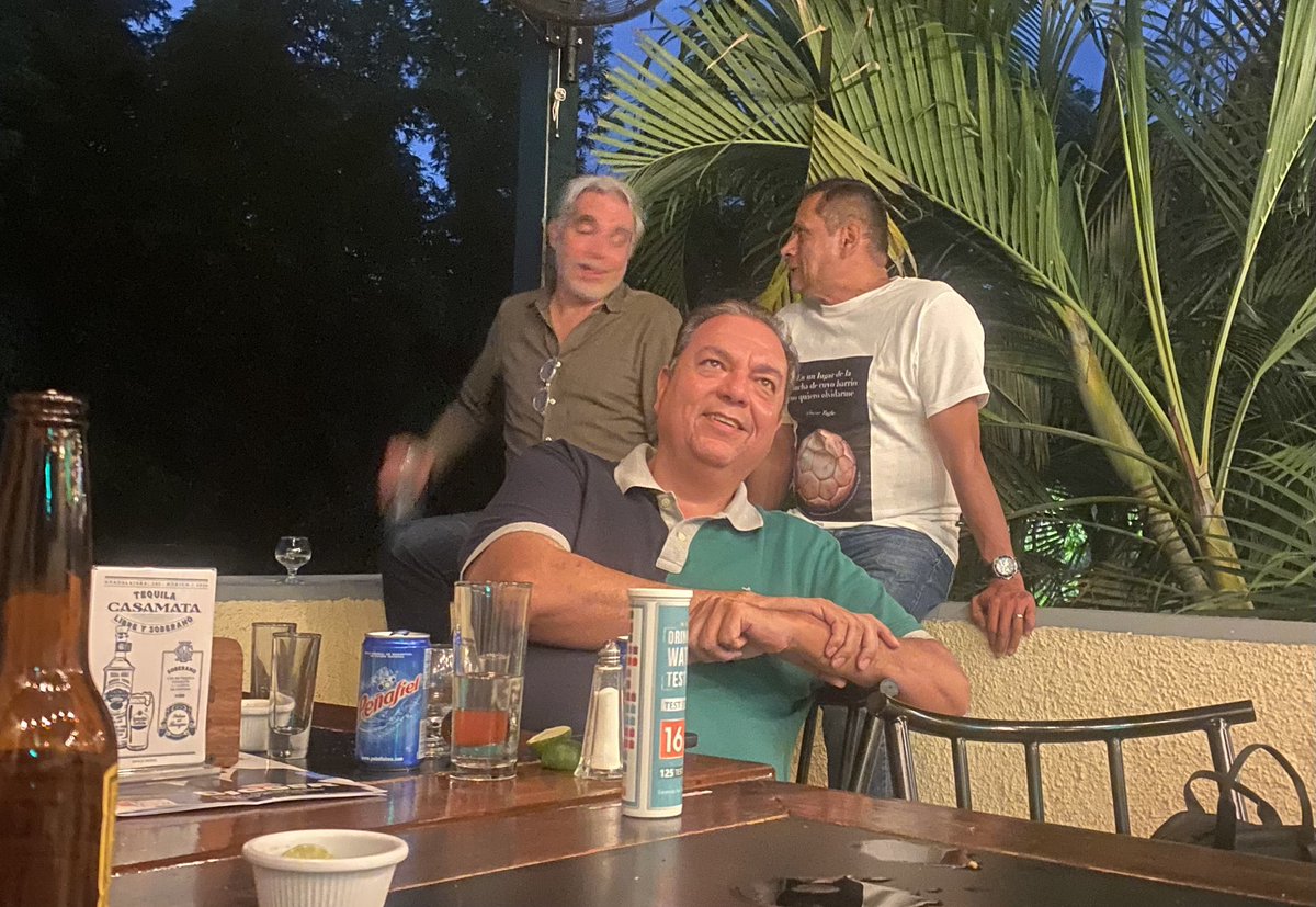 Tagliacci's tweet photo. Monday-Monday octubrino… vamos a la par que el sexenio, segundo piso, gravitando planes y proyectos. Conversación sociopolítica y literaria. Buen peloteo crítico. La hidrocrisis metropolitana (🍊) y ahora que reapareció YKW con su Pueblo, refrendamos que amor con amor se paga.🍺 https://t.co/rmJZkSwv34