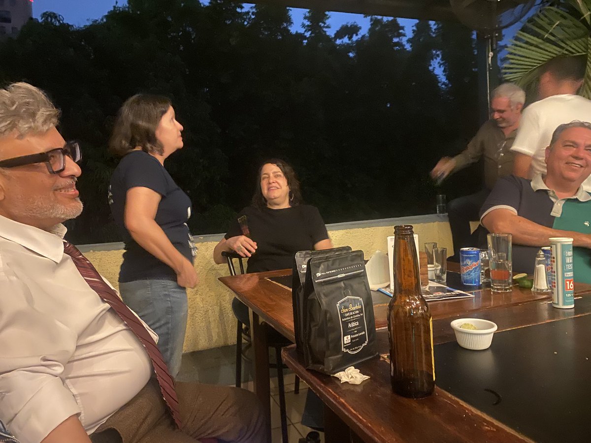 Tagliacci's tweet photo. Monday-Monday octubrino… vamos a la par que el sexenio, segundo piso, gravitando planes y proyectos. Conversación sociopolítica y literaria. Buen peloteo crítico. La hidrocrisis metropolitana (🍊) y ahora que reapareció YKW con su Pueblo, refrendamos que amor con amor se paga.🍺 https://t.co/rmJZkSwv34