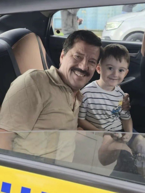 seveditsv's tweet photo. Millet, şuna bakın!

Uzay'ın küçük kardeşinin kaybolduğu gün ile bu çocuğun üstü aynı. O zaman Bayram küçük çocuğu kaçıran kişi mi?

Ve bu kişi Hasan mı??

#altıüstüistanbul https://t.co/h1jVUQib4X
