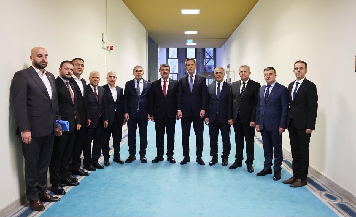 72akpartibatman's tweet photo. 📍 Türkiye Büyük Millet Meclisi

Milletvekilimiz Ferhat Nasıroğlu, İl Başkanımız Hüseyin Şansi, Merkez İlçe Başkanımız Fatih Doğu, ilçe ve belde belediye başkanlarımızla birlikte Enerji ve Tabii Kaynaklar Bakanımız Sayın Alparslan Bayraktar’ı ziyaret etti.

Görüşmede Batman’ın enerji alanındaki ihtiyaçları, devam eden yatırımlar ve şehrimizin geleceğine katkı sunacak projeler ele alındı.

Nazik kabulleri ve Batman’a destekleri dolayısıyla Sayın Bakanımıza teşekkür ediyoruz. 
@aBayraktar1 @SansiHuseyin @fnasiroglu @Fatihdogu1