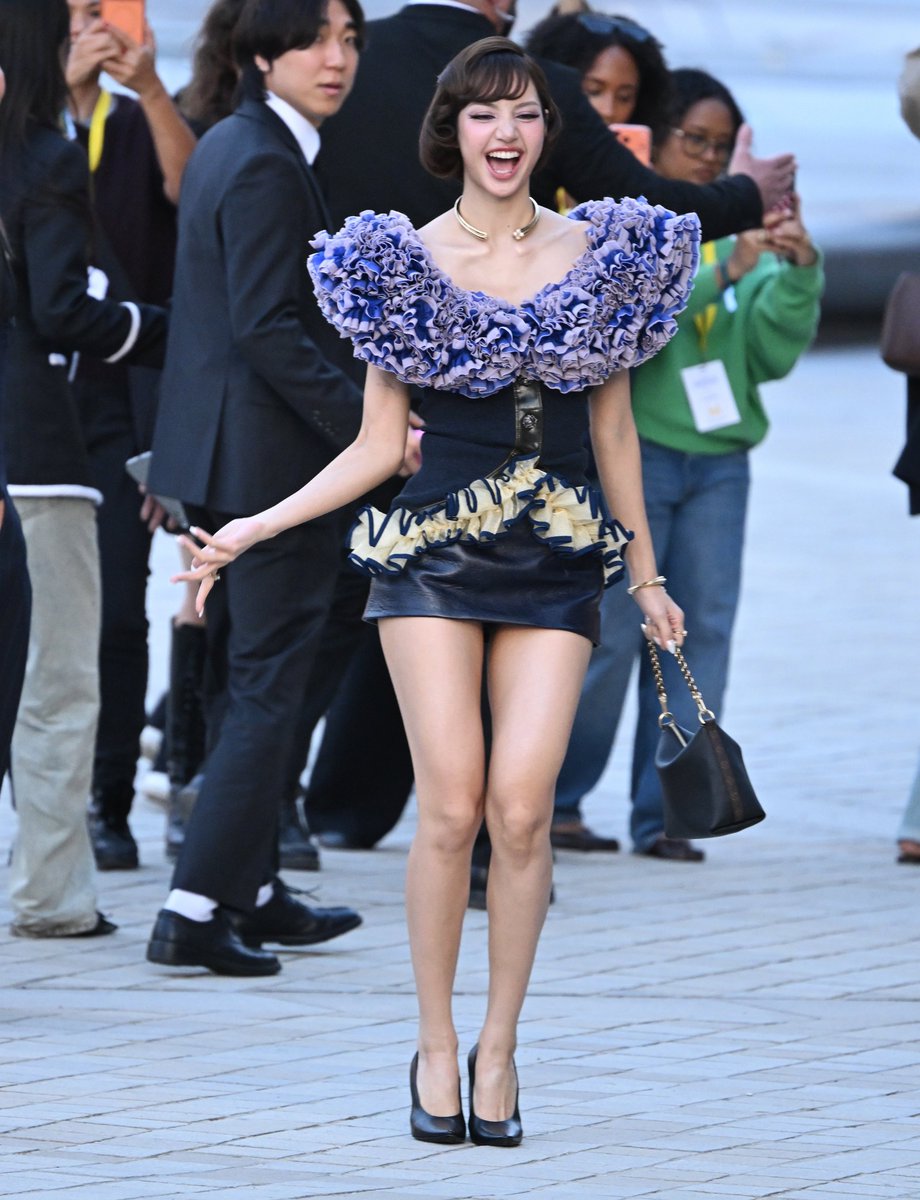 lavoirmagazine's tweet photo. Lisa arriving at the Louis Vuitton Spring/Summer 2027 show https://t.co/sTYs6dN2rV