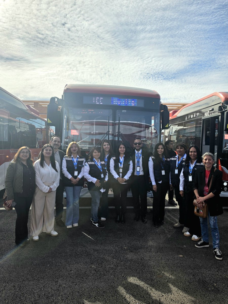 daniel_nunez_a's tweet photo. La mayoría de los buses eléctricos de Ovalle serán conducido por mujeres.
Una gran experiencia que ha tenido resultados positivos ya en La Serena y Coquimbo.
Junto a autoridades que trabajamos en el proyecto  saludamos la labor de las conductoras. https://t.co/k22ekd6Ruo