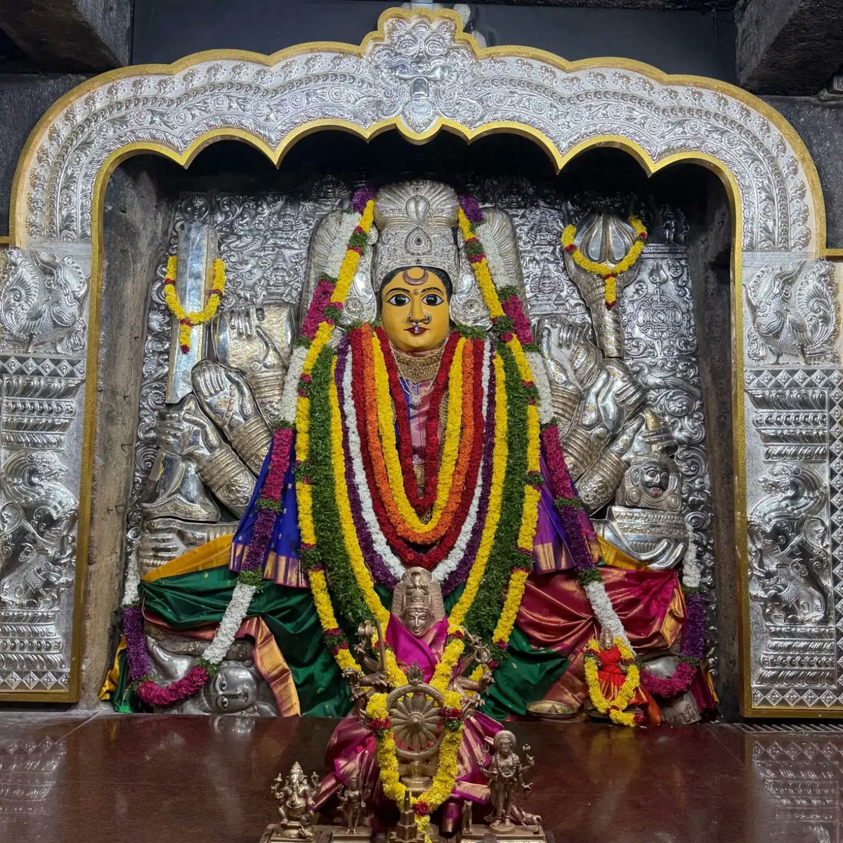 HiWarangal's tweet photo. నూతన వెండి మకరతోరణంలో భద్రకాళీ అమ్మవారి దర్శనం⛩️🔱🌺🪔🪷🍀🙏
#BhadrakaliAmmavariDarshanam
#06OCT2026
#CulturalHeritage
#WarangalTemples 🇮🇳 https://t.co/Ib6G17IgtC