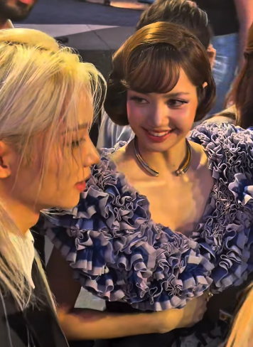 J_Suv_Stay's tweet photo. OMG FELIX WITH LISA! 😍
#FELIXxLVSS27 https://t.co/Xgwb6lYXaT