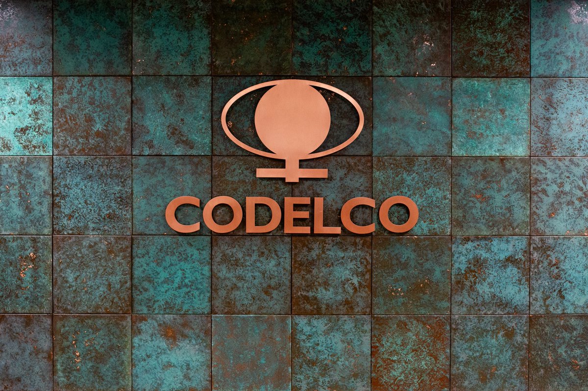 CodelcoChile's tweet photo. Codelco investiga nuevos antecedentes de sobreproducción entre 2024 y 2025.

Directorio de la Corporación fue informado de hallazgos preliminares relacionados con eventuales duplicidades en la contabilización de producción y diferencias de inventario.

La empresa entregó estos nuevos antecedentes al Ministerio Público y encargó una nueva auditoría externa independiente para determinar magnitud, responsabilidades y eventuales efectos económicos.

Revisa más información en el comunicado oficial 👇
https://t.co/DG4jXVHDqd

#Codelco