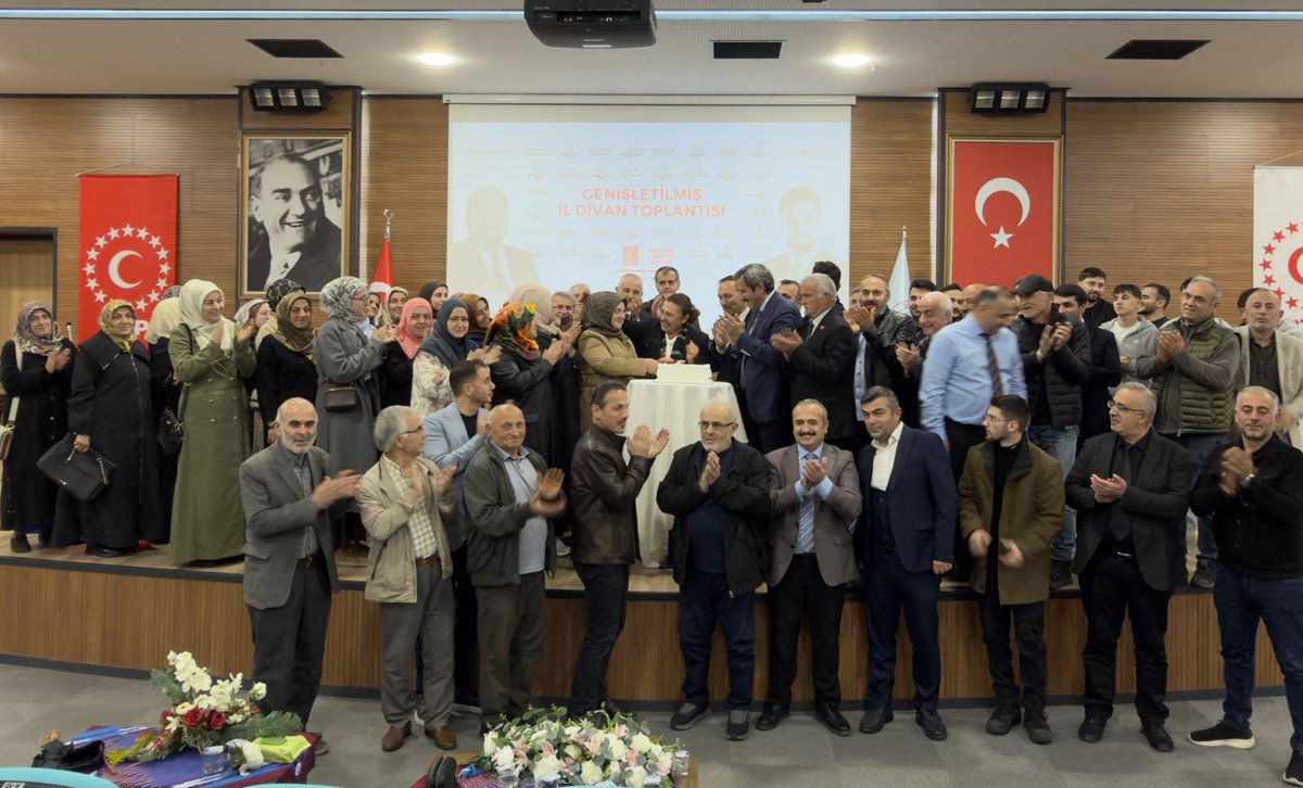 btp_trabzon's tweet photo. Ekim Ayı Genişletilmiş İl Divan Toplantımızı, teşkilatımızın katılımıyla gerçekleştirdik.

▫️Toplantımızda teşkilatımızın tüm birimleri faaliyet raporlarını sundu.

▫️Bu ay partimize en çok üye kaydı yapan teşkilat mensuplarımıza ödülleri takdim edildi.

▫️Partimizin 25. kuruluş yıl dönümü vesilesiyle teşkilat mensuplarımızla birlikte pasta kestik. 🇹🇷