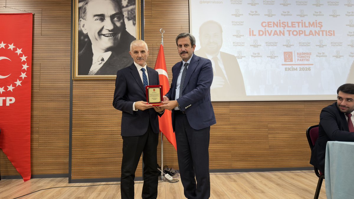 btp_trabzon's tweet photo. Ekim Ayı Genişletilmiş İl Divan Toplantımızı, teşkilatımızın katılımıyla gerçekleştirdik.

▫️Toplantımızda teşkilatımızın tüm birimleri faaliyet raporlarını sundu.

▫️Bu ay partimize en çok üye kaydı yapan teşkilat mensuplarımıza ödülleri takdim edildi.

▫️Partimizin 25. kuruluş yıl dönümü vesilesiyle teşkilat mensuplarımızla birlikte pasta kestik. 🇹🇷
