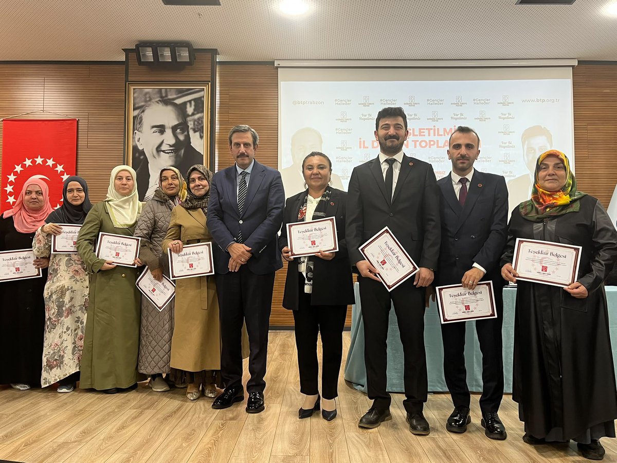 btp_trabzon's tweet photo. Ekim Ayı Genişletilmiş İl Divan Toplantımızı, teşkilatımızın katılımıyla gerçekleştirdik.

▫️Toplantımızda teşkilatımızın tüm birimleri faaliyet raporlarını sundu.

▫️Bu ay partimize en çok üye kaydı yapan teşkilat mensuplarımıza ödülleri takdim edildi.

▫️Partimizin 25. kuruluş yıl dönümü vesilesiyle teşkilat mensuplarımızla birlikte pasta kestik. 🇹🇷