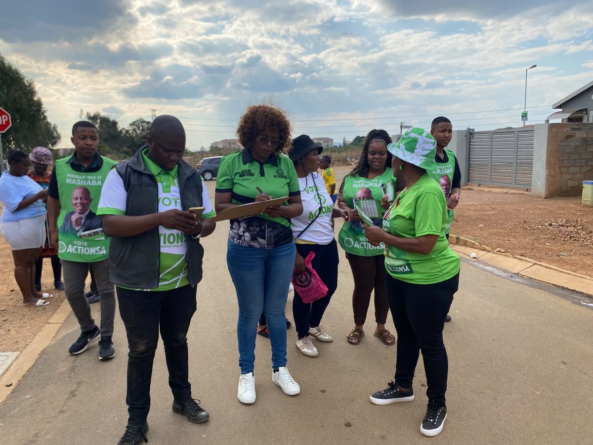 ActionSA_GP's tweet photo. Re mosebetsing, working hard for ACTION. We are ActionSA. Today we had an amplifier visibility campaign and door to door in Ward 15 Nellmapius with activists from Tshwane and PS @EvelynMondlana . Ours is a FIVE MORE YEARS. 📌 #DrNasiphiMoyaForMayor #5MOREYEARS #fivemoreyears https://t.co/NPbD2IwWM1