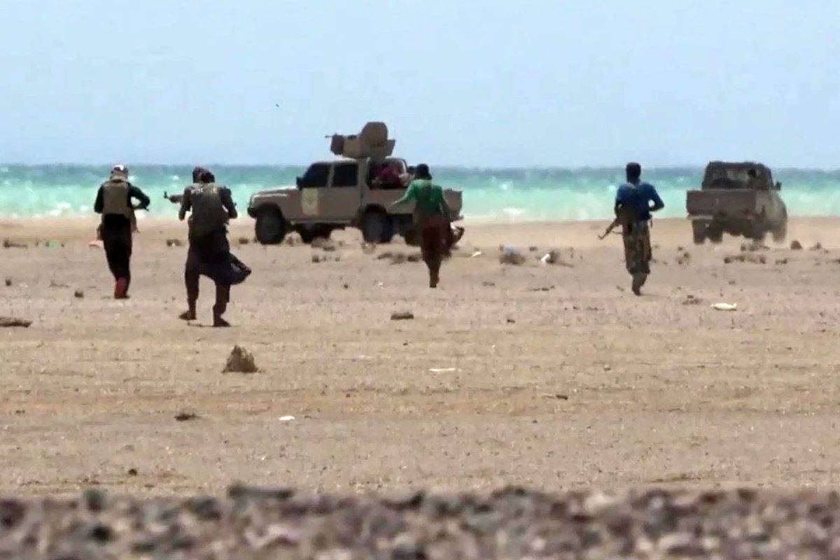 AJEnglish's tweet photo. Yemen’s Homeland Shield Forces, a pro-government military faction, have launched a large-scale operation to recapture al-Waziyah district in Taiz governorate from the Houthis.

🔴 LIVE updates: https://t.co/KDU66FMV5z https://t.co/6X5li0F5Rb