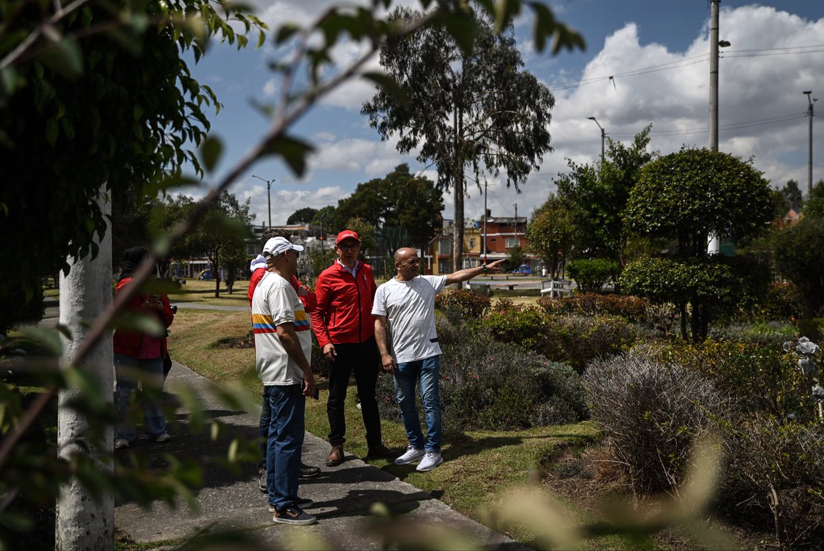 GobiernoBTA's tweet photo. 4/5 Con esta #ObraLocal, Kennedy llega a 5,44 km-carril intervenidos en 53 segmentos viales.

Este resultado es posible gracias al trabajo articulado entre la Alcaldía Local de Kennedy, la UMV y el Distrito, junto con las entidades que participan en la recuperación de la malla vial.