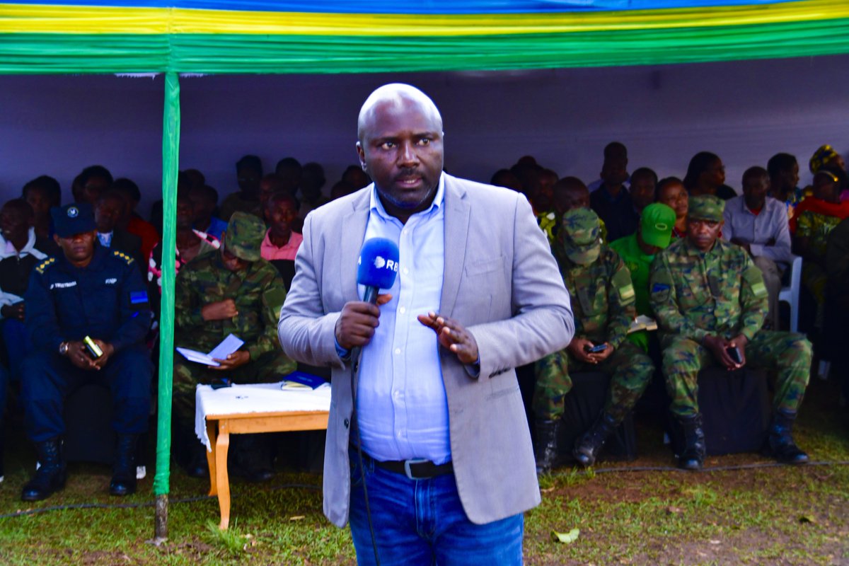 RwandaNorth's tweet photo. Guverineri @gahundemaurice, ari kumwe n’Inama y’Umutekano itaguye y’Intara, bifatanyije n’abaturage b’Umurenge wa Muhondo mu Nteko y’Abaturage. Yabakanguriye kwitabira Igihembwe cy’Ihinga 2027 A, kwimakaza ubumwe n’ubudaheranwa no kwitabira amatora y’inzego zegerejwe abaturage https://t.co/x582fgQqru