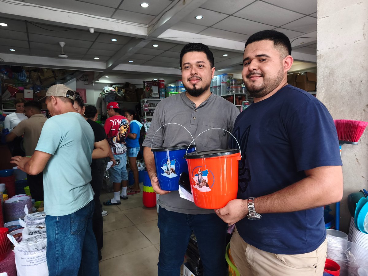 Canal4Ni's tweet photo. 🛍️🥳 Con varios meses de anticipación, comerciantes y familias nicaragüenses comienzan a realizar sus compras de insumos y artículos plásticos para las festividades de fin de año, especialmente para La Purísima y La Gritería 🎉🌸🙏🏼. #noticias #nicaragua #canal4
Más información 🌐👉🏼 https://t.co/vaT1qms6wD