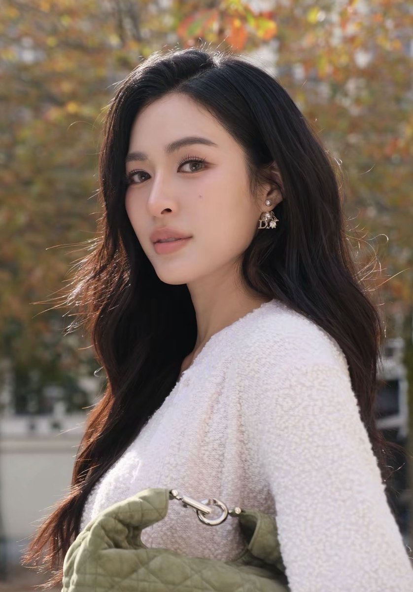 KMayaKwangbae's tweet photo. โฮมลงรูปใหม่พี่หลิงในตต คือสวยมาก ฉันไม่รู้จะอธิบายความสวยพี่หลิงยังไง เป็นไวป์ความสวยที่นึกถึง นางเอกยุค80-90 มีความหน้าสวยแบบคลาสสิค มีไวป์แบบนางเอกฮ่องกงมาก 🫠

#LingOrmDiorSummer27 #LinglingKwong #PFW https://t.co/jiQDjBqu9v