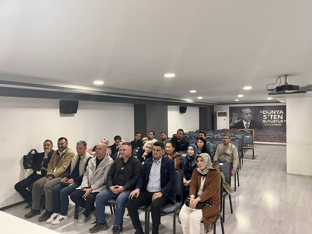 aktepebasii's tweet photo. Haftalık olağan yönetim kurulu toplantımız;
İlçe Başkanımız Serhat Tunç başkanlığında gerçekleştirildi.

🔸Ak Parti Seninle #Tepebaşı https://t.co/zfNS1dUoGK