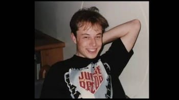 SIDOGEcoin's tweet photo. Elon Musk, late teens, in a Judge Dredd shirt. Family photo via Maye Musk. https://t.co/poozZHgFqj