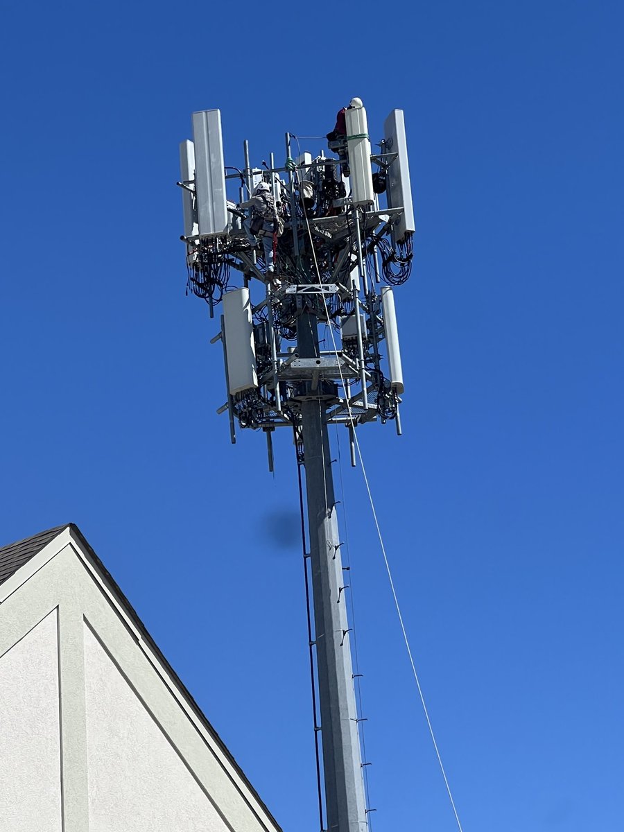 cancelind's tweet photo. 3rd party contractor (MASTEC) working on this AT&amp;T site! They have finally installed mid-band 5G (n77) and they are working on 1 sector now! Last Thursday, only 1 sector had new  equipment!

Located at West Park Row Drive &amp; Cooper Street in Arlington, Texas https://t.co/tLQGNpJ2K1